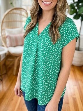 Monday Fun Green Floral Print V-Neck Blouse Top - Size Small (EUC)